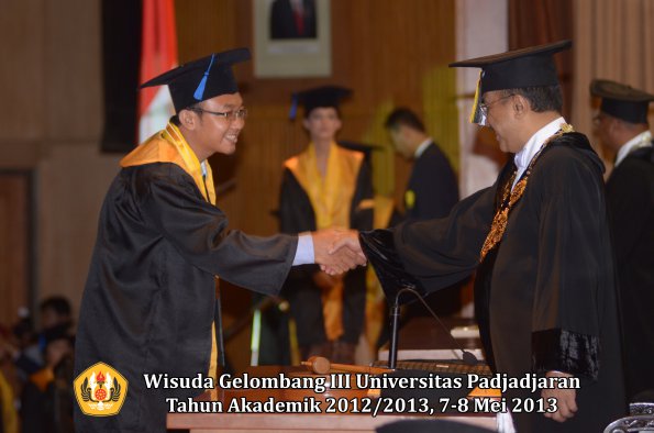 wisuda-unpad-gel-iii-ta-2012_2013-fakultas-isip-oleh-rektor-075