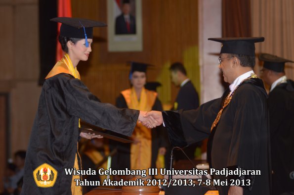 wisuda-unpad-gel-iii-ta-2012_2013-fakultas-isip-oleh-rektor-076