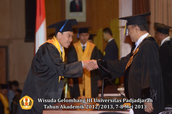 wisuda-unpad-gel-iii-ta-2012_2013-fakultas-isip-oleh-rektor-078