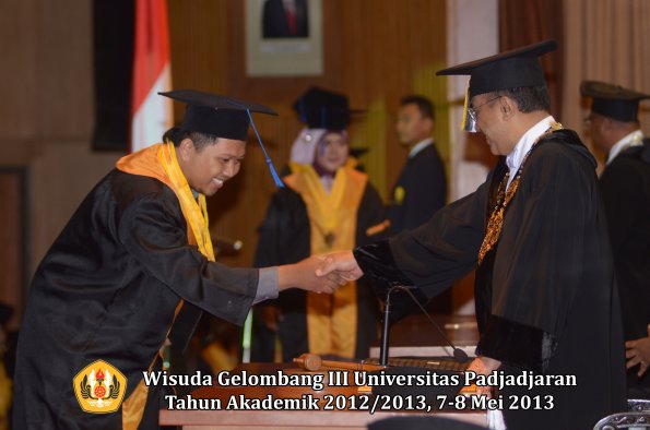 wisuda-unpad-gel-iii-ta-2012_2013-fakultas-isip-oleh-rektor-102