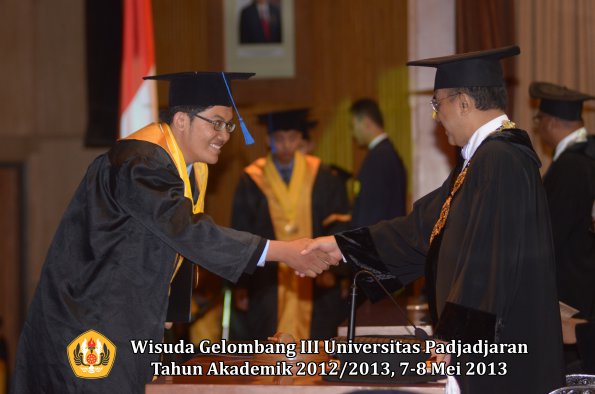 wisuda-unpad-gel-iii-ta-2012_2013-fakultas-isip-oleh-rektor-116
