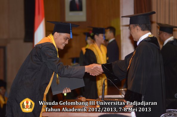wisuda-unpad-gel-iii-ta-2012_2013-fakultas-isip-oleh-rektor-135