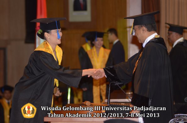 wisuda-unpad-gel-iii-ta-2012_2013-fakultas-isip-oleh-rektor-136