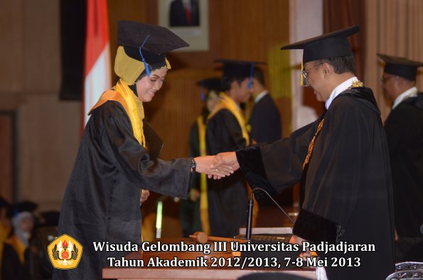 wisuda-unpad-gel-iii-ta-2012_2013-fakultas-isip-oleh-rektor-161