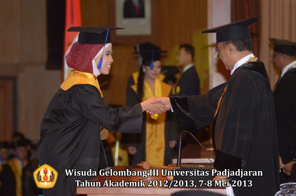 wisuda-unpad-gel-iii-ta-2012_2013-fakultas-isip-oleh-rektor-185