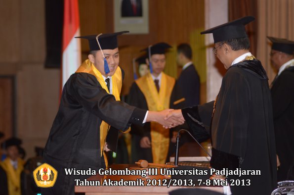 wisuda-unpad-gel-iii-ta-2012_2013-fakultas-isip-oleh-rektor-194