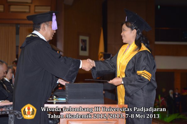 wisuda-unpad-gel-iii-ta-2012_2013-fakultas-kedokteran-gigi-oleh-dekan-006