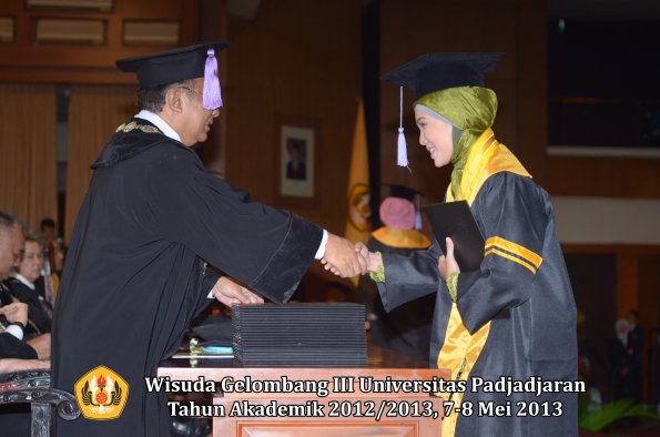 wisuda-unpad-gel-iii-ta-2012_2013-fakultas-kedokteran-gigi-oleh-dekan-012