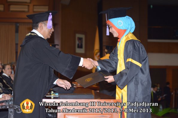 wisuda-unpad-gel-iii-ta-2012_2013-fakultas-kedokteran-gigi-oleh-dekan-082