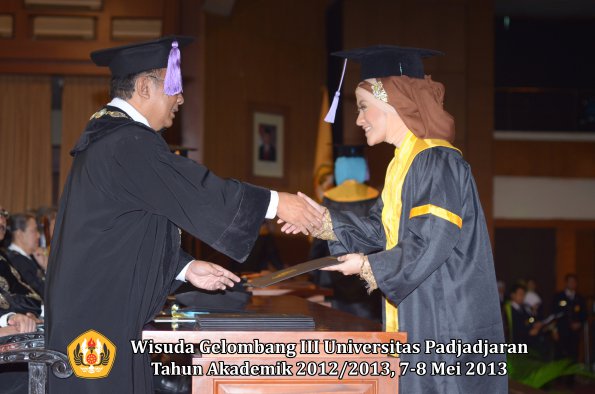 wisuda-unpad-gel-iii-ta-2012_2013-fakultas-kedokteran-gigi-oleh-dekan-083