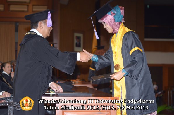 wisuda-unpad-gel-iii-ta-2012_2013-fakultas-kedokteran-gigi-oleh-dekan-084