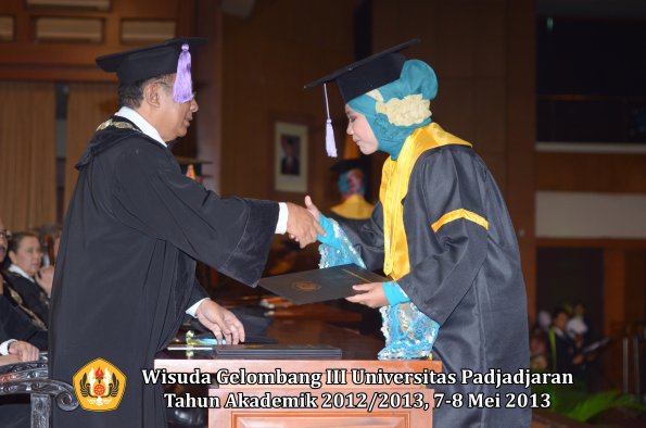 wisuda-unpad-gel-iii-ta-2012_2013-fakultas-kedokteran-gigi-oleh-dekan-085