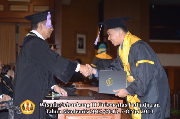 wisuda-unpad-gel-iii-ta-2012_2013-fakultas-kedokteran-gigi-oleh-dekan-086