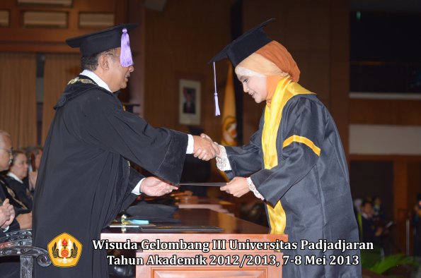 wisuda-unpad-gel-iii-ta-2012_2013-fakultas-kedokteran-gigi-oleh-dekan-087