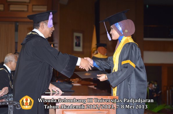 wisuda-unpad-gel-iii-ta-2012_2013-fakultas-kedokteran-gigi-oleh-dekan-088