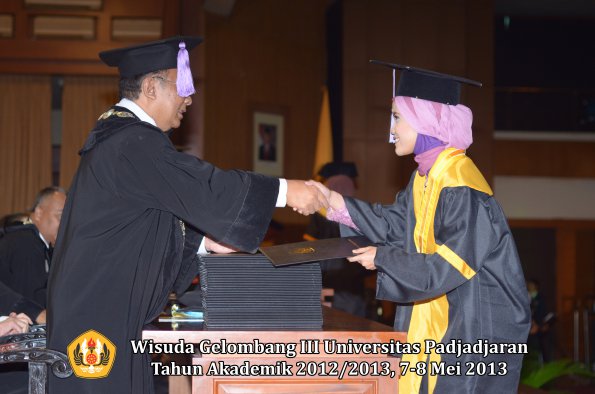 wisuda-unpad-gel-iii-ta-2012_2013-fakultas-kedokteran-gigi-oleh-dekan-089