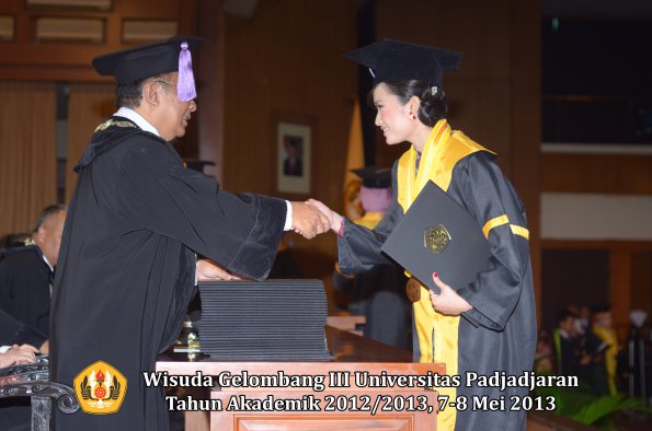 wisuda-unpad-gel-iii-ta-2012_2013-fakultas-kedokteran-gigi-oleh-dekan-090