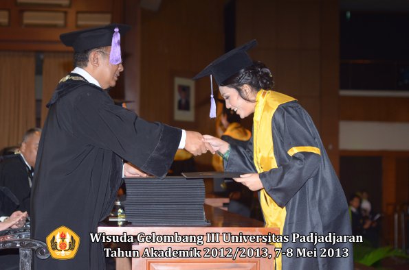 wisuda-unpad-gel-iii-ta-2012_2013-fakultas-kedokteran-gigi-oleh-dekan-091