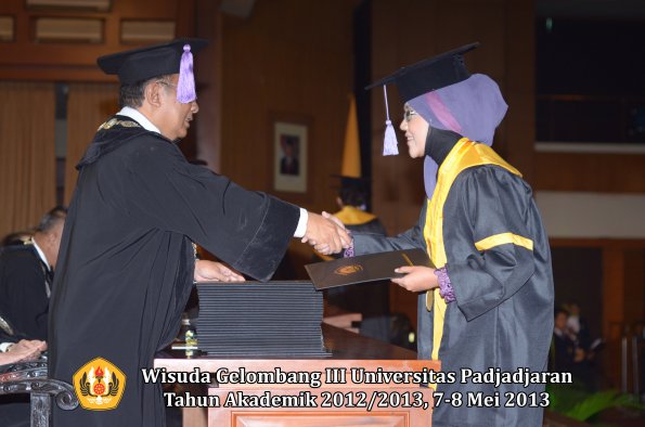 wisuda-unpad-gel-iii-ta-2012_2013-fakultas-kedokteran-gigi-oleh-dekan-092