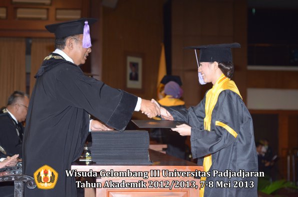 wisuda-unpad-gel-iii-ta-2012_2013-fakultas-kedokteran-gigi-oleh-dekan-093