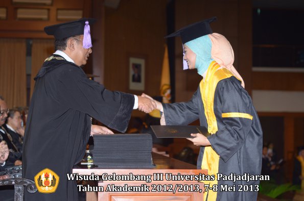 wisuda-unpad-gel-iii-ta-2012_2013-fakultas-kedokteran-gigi-oleh-dekan-094