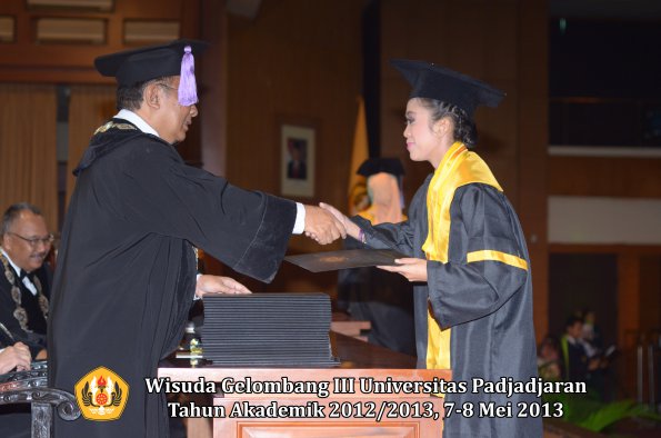 wisuda-unpad-gel-iii-ta-2012_2013-fakultas-kedokteran-gigi-oleh-dekan-095