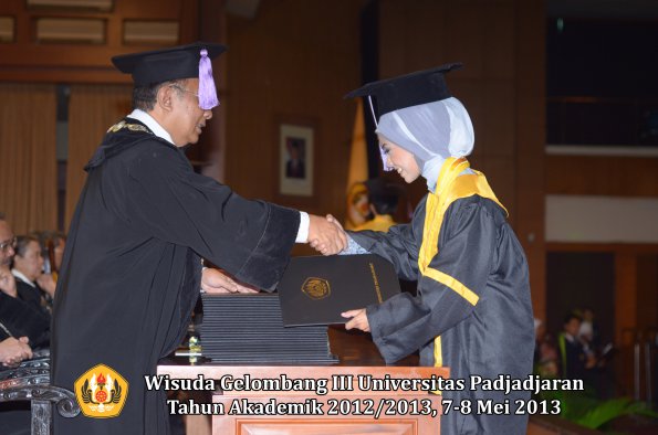 wisuda-unpad-gel-iii-ta-2012_2013-fakultas-kedokteran-gigi-oleh-dekan-096