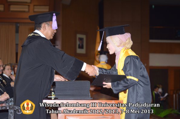 wisuda-unpad-gel-iii-ta-2012_2013-fakultas-kedokteran-gigi-oleh-dekan-097