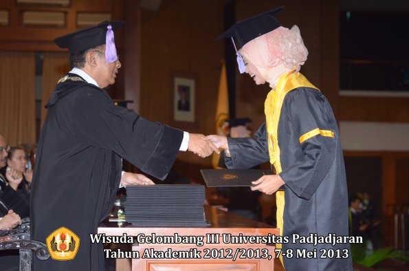 wisuda-unpad-gel-iii-ta-2012_2013-fakultas-kedokteran-gigi-oleh-dekan-098