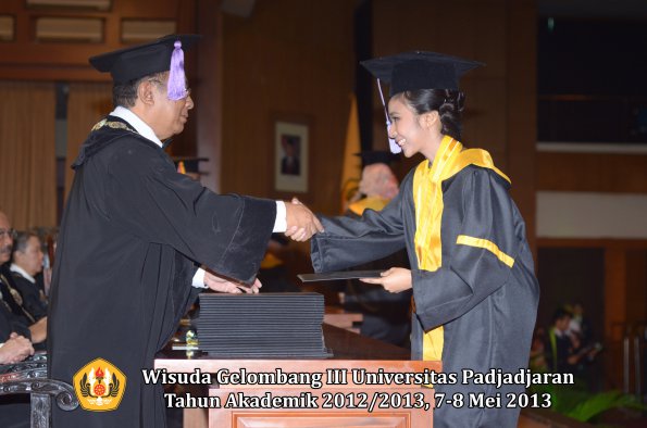 wisuda-unpad-gel-iii-ta-2012_2013-fakultas-kedokteran-gigi-oleh-dekan-099