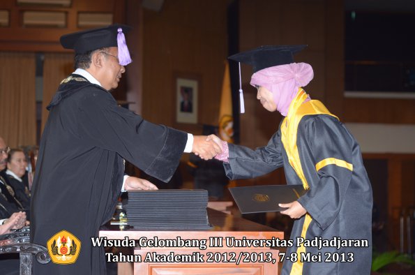 wisuda-unpad-gel-iii-ta-2012_2013-fakultas-kedokteran-gigi-oleh-dekan-100