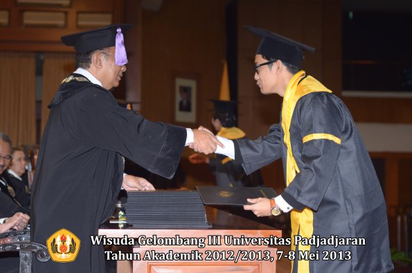 wisuda-unpad-gel-iii-ta-2012_2013-fakultas-kedokteran-gigi-oleh-dekan-102