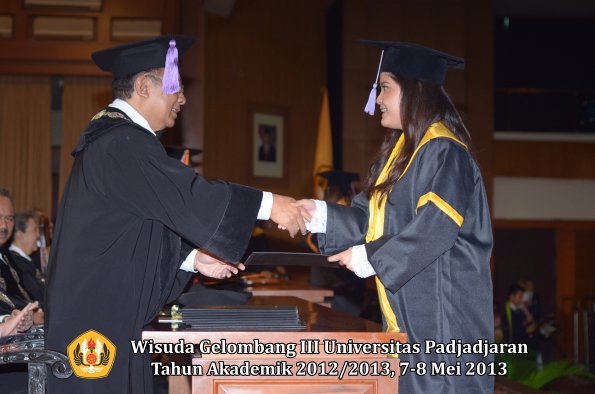 wisuda-unpad-gel-iii-ta-2012_2013-fakultas-kedokteran-gigi-oleh-dekan-121