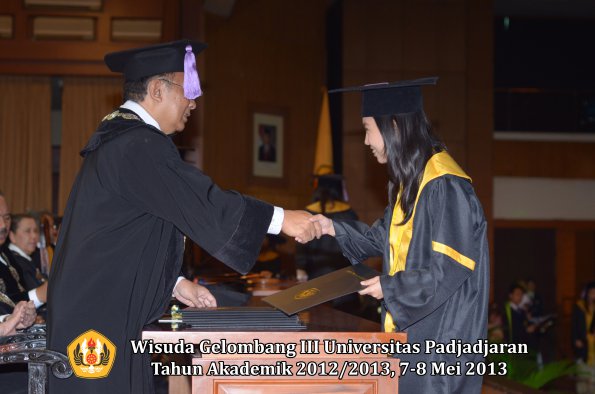 wisuda-unpad-gel-iii-ta-2012_2013-fakultas-kedokteran-gigi-oleh-dekan-122