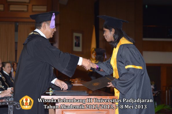 wisuda-unpad-gel-iii-ta-2012_2013-fakultas-kedokteran-gigi-oleh-dekan-126