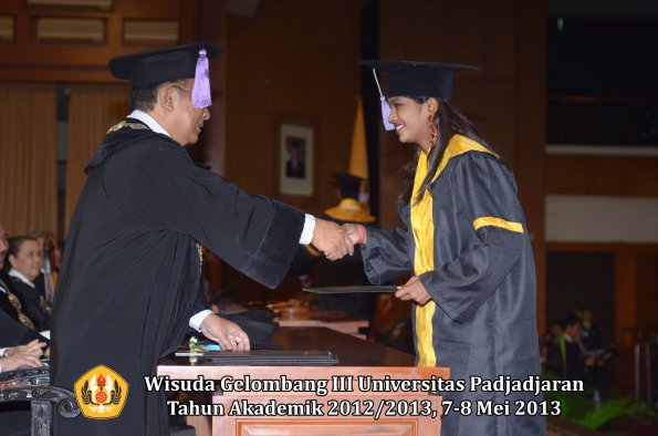 wisuda-unpad-gel-iii-ta-2012_2013-fakultas-kedokteran-gigi-oleh-dekan-129