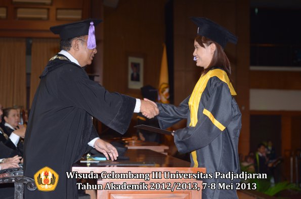 wisuda-unpad-gel-iii-ta-2012_2013-fakultas-kedokteran-gigi-oleh-dekan-131