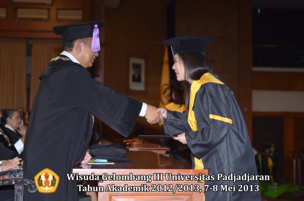 wisuda-unpad-gel-iii-ta-2012_2013-fakultas-kedokteran-gigi-oleh-dekan-132