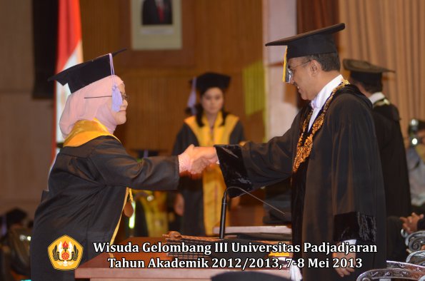 wisuda-unpad-gel-iii-ta-2012_2013-fakultas-kedokteran-gigi-oleh-rektor-001