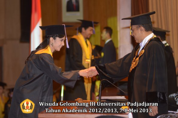 wisuda-unpad-gel-iii-ta-2012_2013-fakultas-kedokteran-gigi-oleh-rektor-023