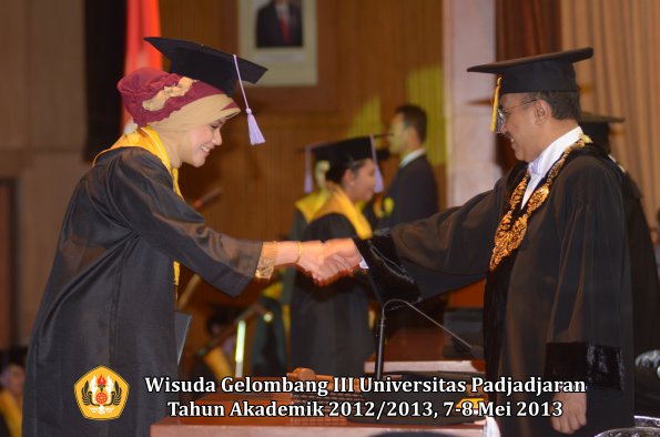 wisuda-unpad-gel-iii-ta-2012_2013-fakultas-kedokteran-gigi-oleh-rektor-025