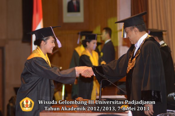 wisuda-unpad-gel-iii-ta-2012_2013-fakultas-kedokteran-gigi-oleh-rektor-026