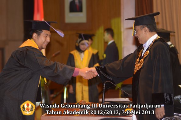 wisuda-unpad-gel-iii-ta-2012_2013-fakultas-kedokteran-gigi-oleh-rektor-028