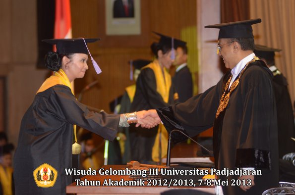 wisuda-unpad-gel-iii-ta-2012_2013-fakultas-kedokteran-gigi-oleh-rektor-030