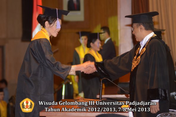 wisuda-unpad-gel-iii-ta-2012_2013-fakultas-kedokteran-gigi-oleh-rektor-031