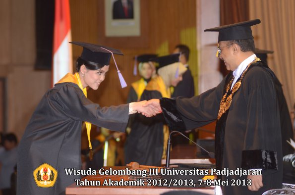 wisuda-unpad-gel-iii-ta-2012_2013-fakultas-kedokteran-gigi-oleh-rektor-033