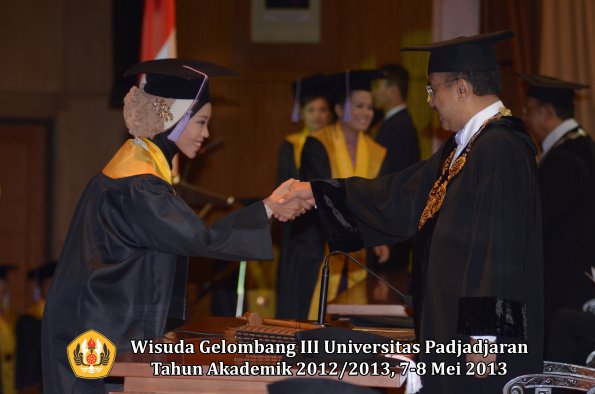 wisuda-unpad-gel-iii-ta-2012_2013-fakultas-kedokteran-gigi-oleh-rektor-035