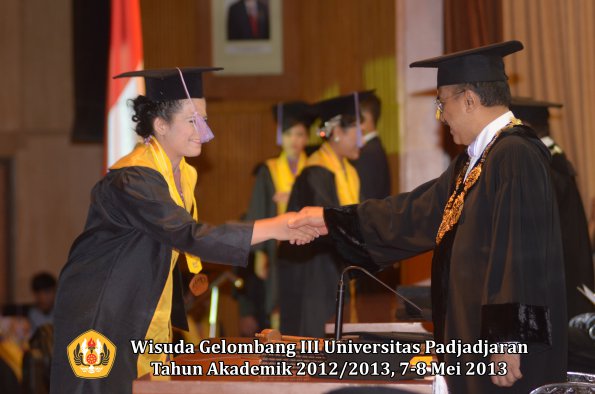 wisuda-unpad-gel-iii-ta-2012_2013-fakultas-kedokteran-gigi-oleh-rektor-036