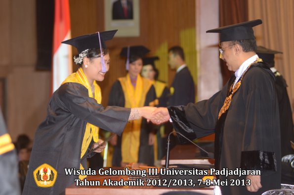 wisuda-unpad-gel-iii-ta-2012_2013-fakultas-kedokteran-gigi-oleh-rektor-037