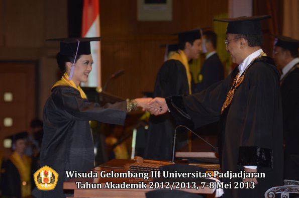 wisuda-unpad-gel-iii-ta-2012_2013-fakultas-kedokteran-gigi-oleh-rektor-039